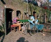 842280 Gezicht op de voorgevel van de werfkelder (Oudegracht aan de Werf 363) te Utrecht, in gebruik als kunstatelier